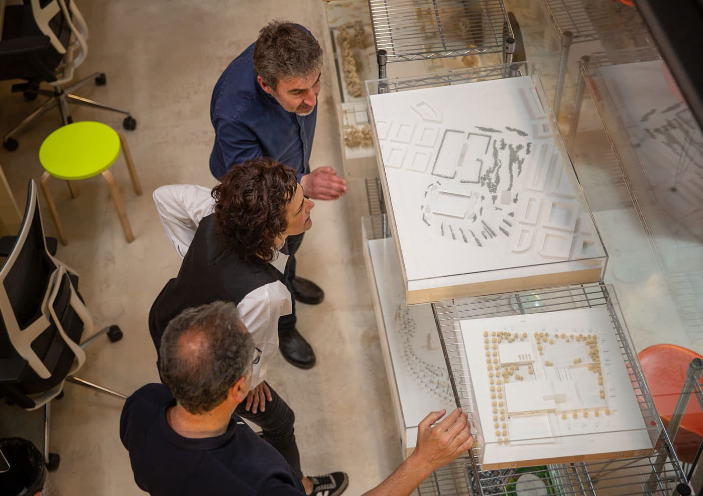 Equipo revisando planos de arquitectura